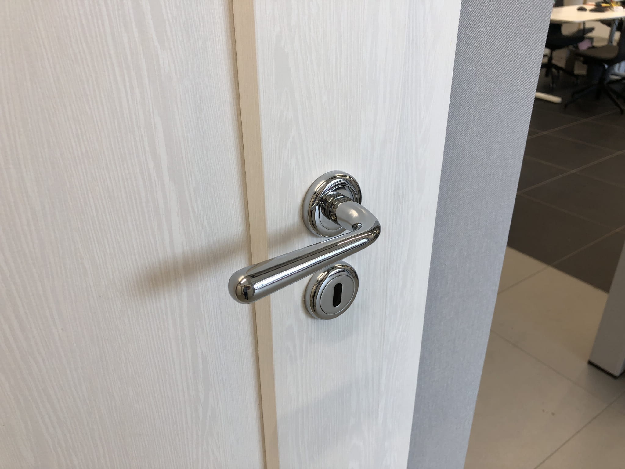 Lea KLE 700 Chrome - Door Handle on a Round Rose