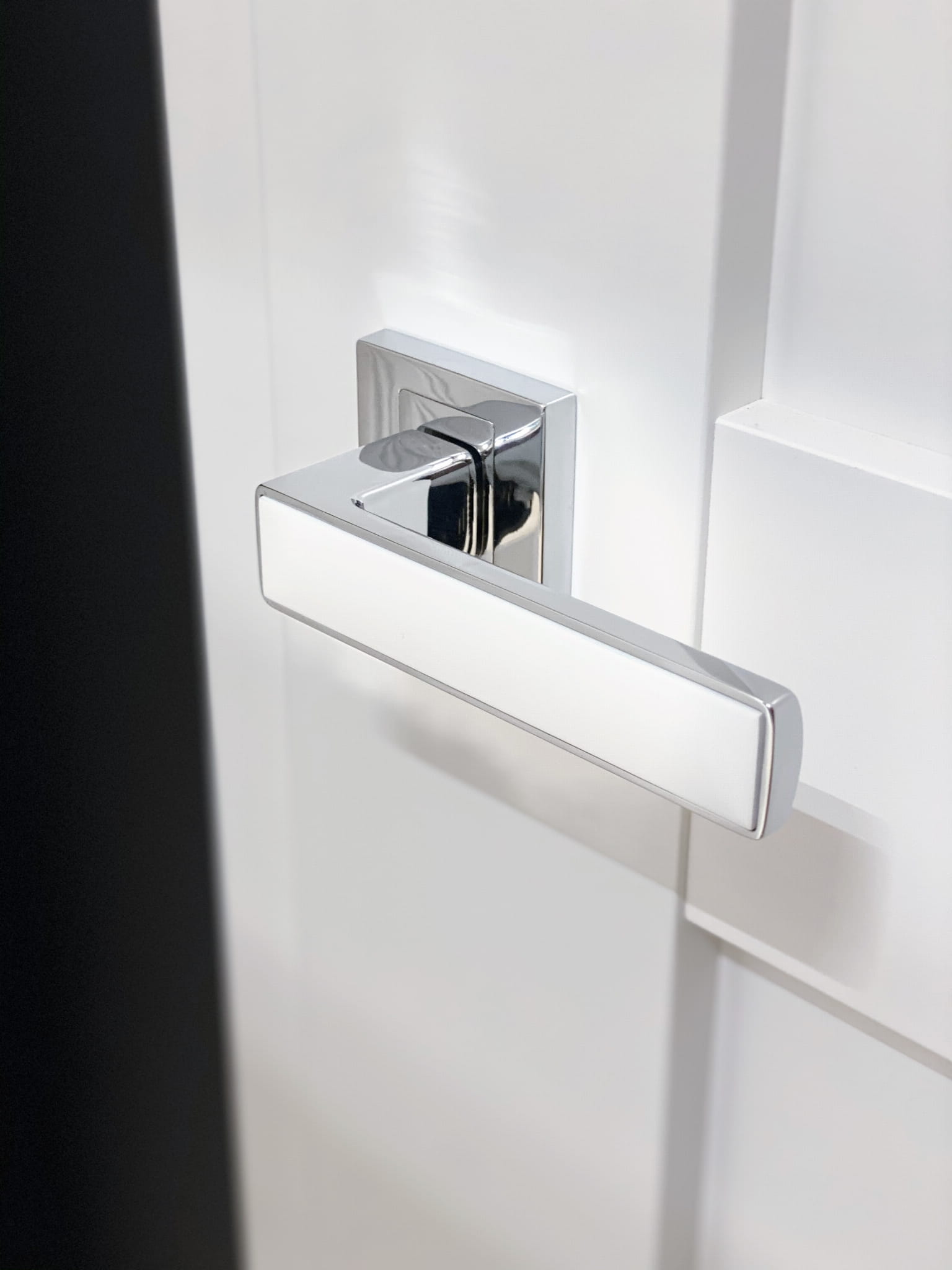 Infinity Line Concept KCK 700/800 Chrome/White - Door Handle on a Square Rose