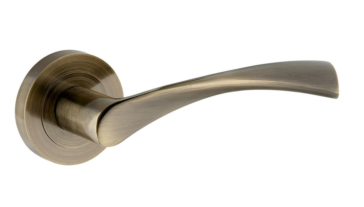 Infinity Line Laura KLR 400 Patina - Door Handle on a Round Rose
